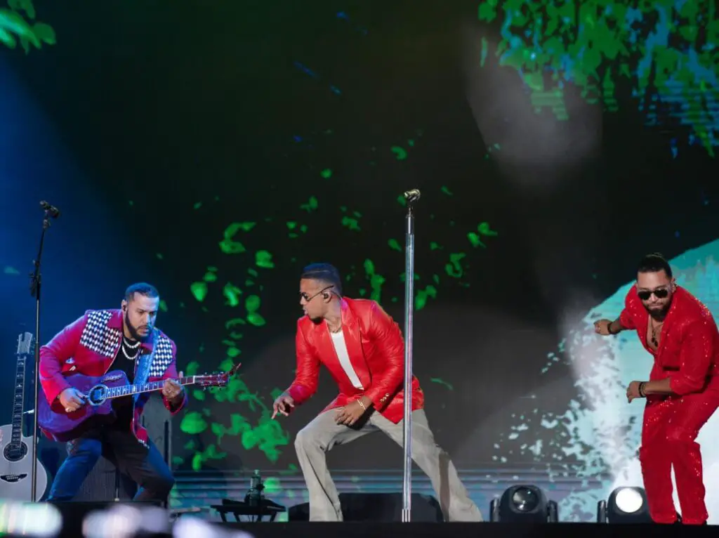 Inesperado beso de una fan a Romeo Santos durante su gira