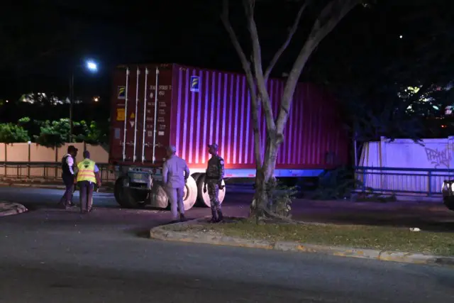 Accidente de camión en la avenida del Puerto deja sin heridos