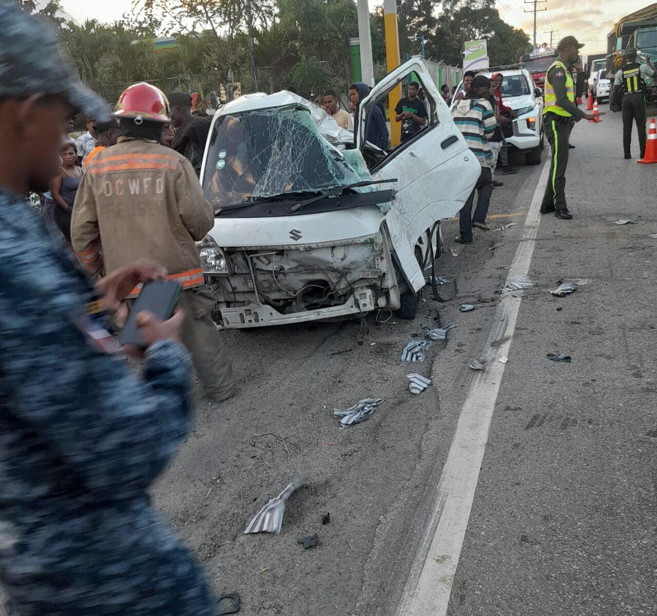 Accidente de guagua platanera en Villa Altagracia deja heridos