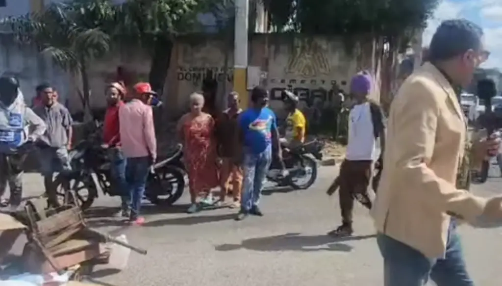 Trágico accidente de vendedor de botellas sacude a Quita Sueño, Haina