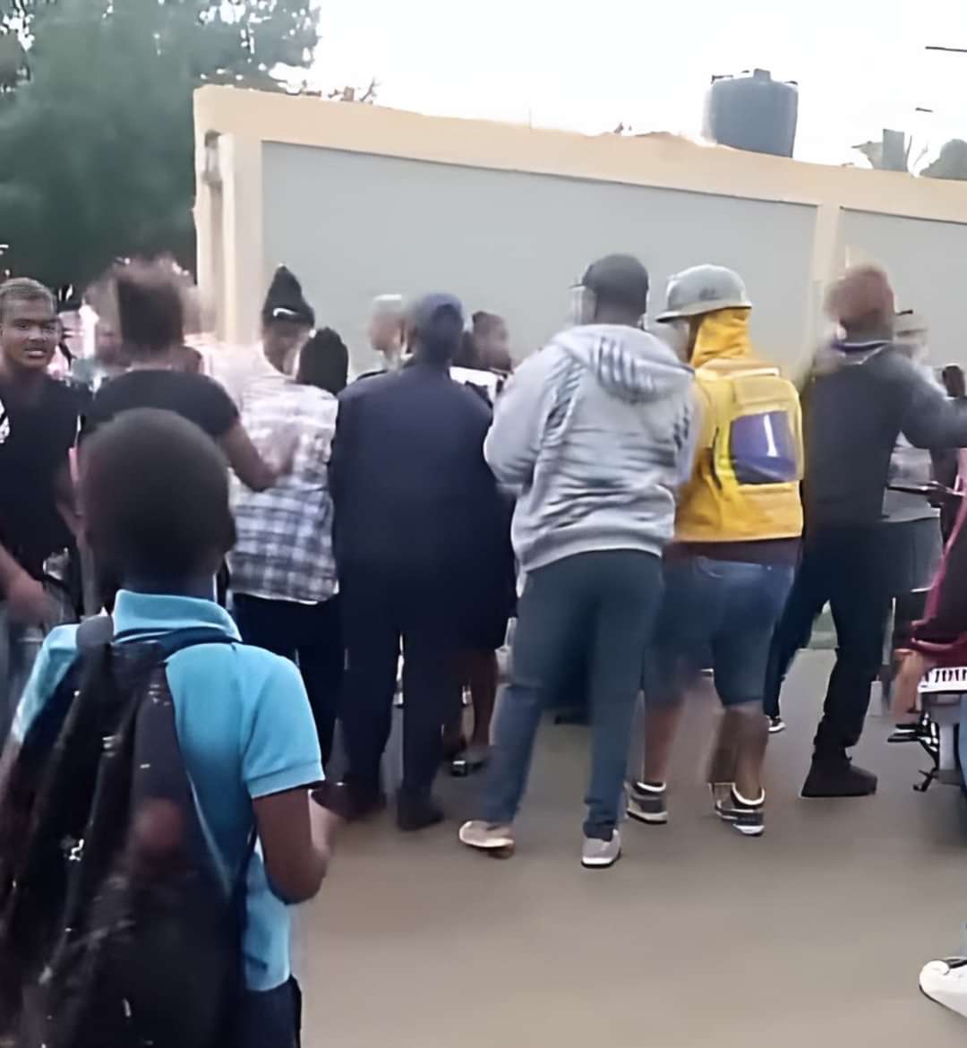 Investigan incidente de puerta caída en escuela